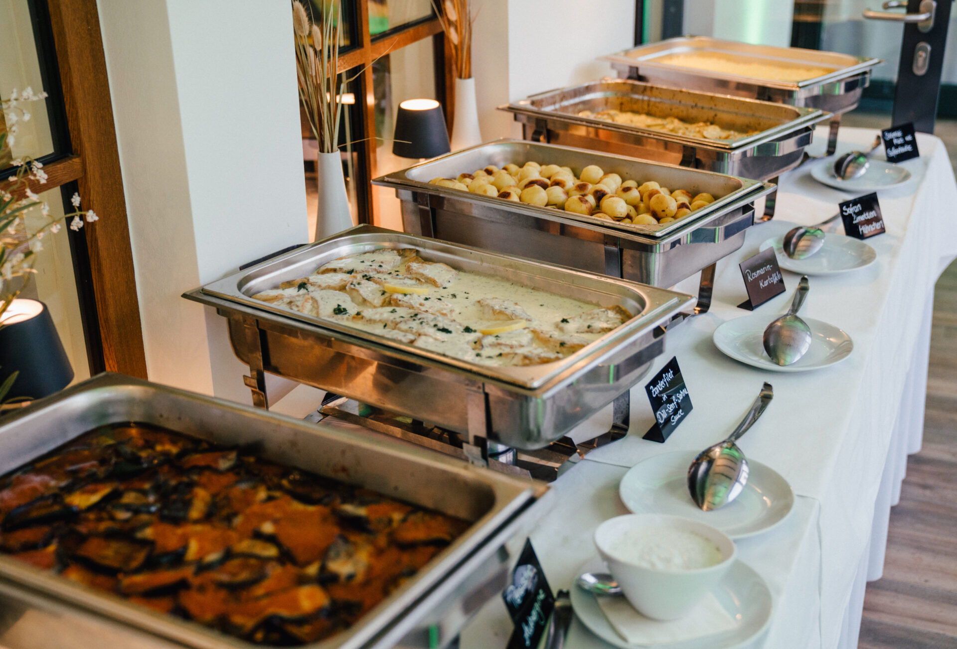 Festliches Catering bei einer Firmenweihnachtsfeier in der Garden Villa