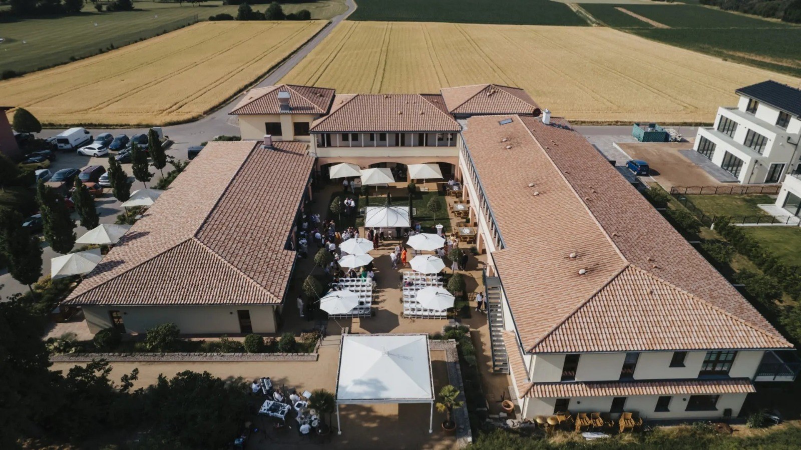Sommerfest im mediterranen Innenhof von Green Events